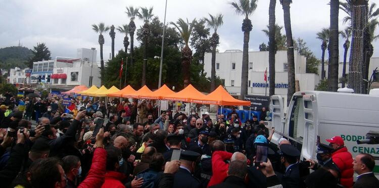 Akrep Nalan, cami hoparlöründen yükselen 'Halikarnas' şarkısıyla uğurlandı - Resim : 1
