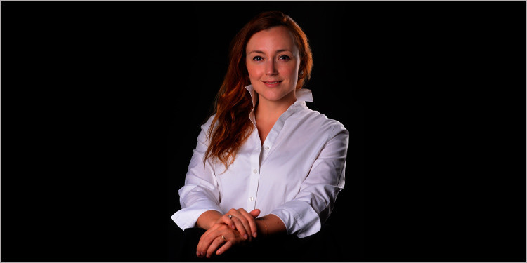'Alice gibi delikten aşağıya yuvarlanırken başka yerlere gittikçe başkalaşırsınız' - Resim : 1