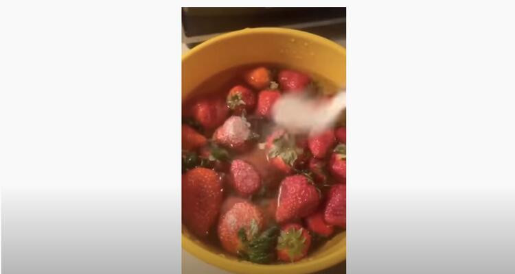 İçinden böcek çıkan çilek videosu gündem oldu, hangi yöntem doğru? - Resim : 2