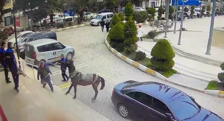 At arabasına el konulan yurttaşın zaferi: Atıyla yetkililerin kapısına dayandı - Resim : 1