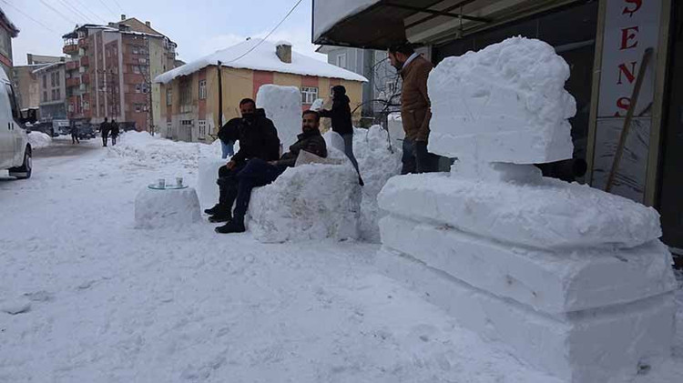 Yüksekovalı esnaf, işyerinin önüne kardan koltuk ve eşyalar yaptı - Resim : 1