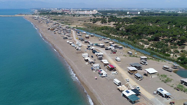 Aksu sahilinde yıkım ertelendi; tatilciler deniz kaplumbağalarının alanına yerleşti - Resim : 1