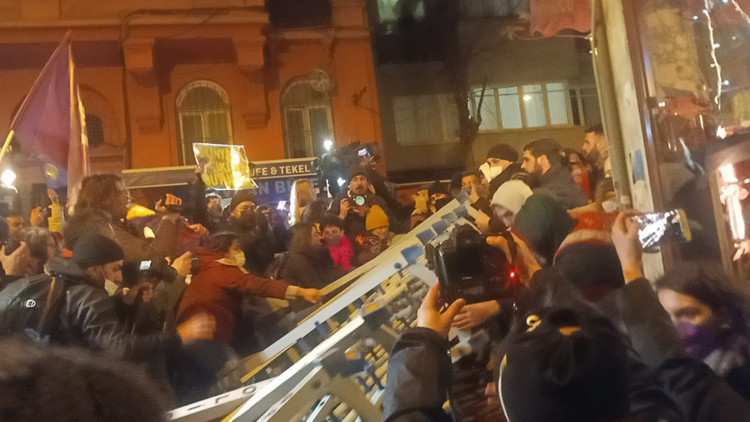 İstanbul’da 8 Mart Feminist Gece Yürüyüşü yapıldı: Tek adam gidecek biz kalacağız - Resim : 3
