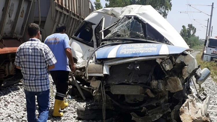 Tren minibüse çarptı: 1 ölü, 8 yaralı - Resim : 1