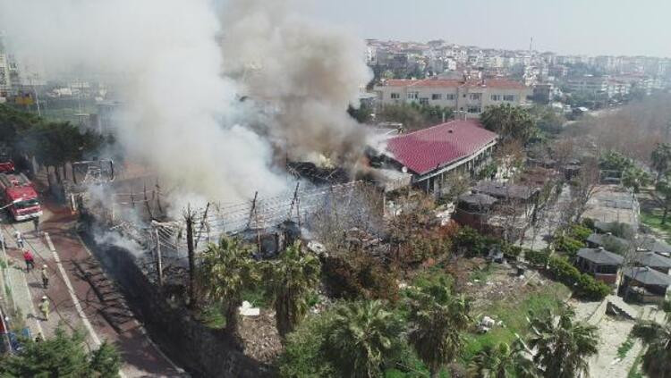 Avcılar'da yangın çıkan restoran tamamen küle döndü - Resim : 1