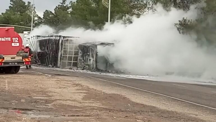 Urfa'da devrilen TIR alev aldı: 3 yaralı - Resim : 1