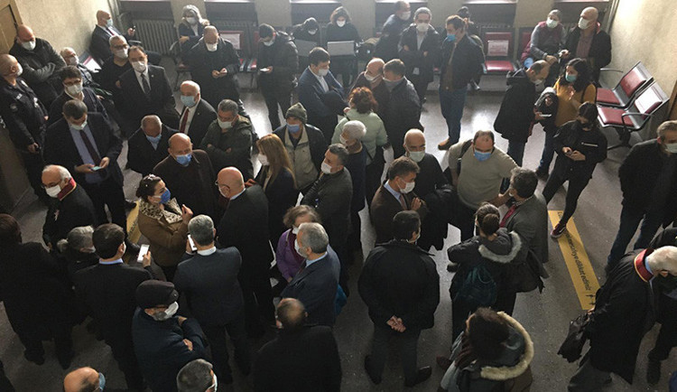 10 Ekim davası: 'Adalet' diyen baba dışarı çıkarılmak istendi, duruşma ertelendi - Resim : 1