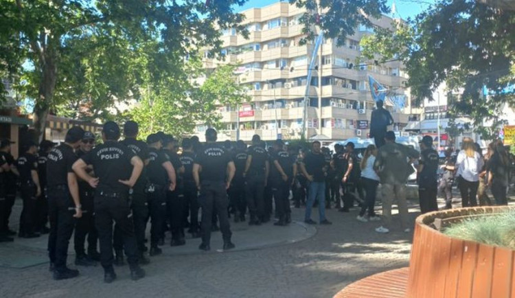 Ankara'daki 'Onur Yürüyüşü'ne polis saldırısı: Çok sayıda gözaltı var - Resim : 1