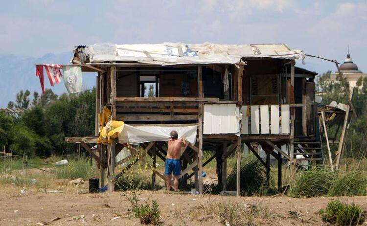 Aksu sahilinde yıkım ertelendi; tatilciler deniz kaplumbağalarının alanına yerleşti - Resim : 2