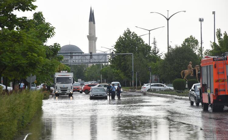 Eskişehir ve Bilecik'te sağanak yağış: Ev ve iş yerlerini su bastı - Resim : 1