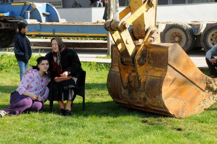 Kepçenin önüne oturup, parkın yıkımını engelleyen 'Kıymet Teyze' öldü - Resim: 1