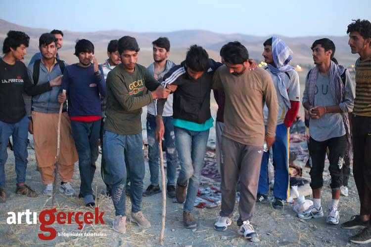 Türkiye-İran sınırında göç şekli değişti: Gündüz saklanıp gece yola çıkıyorlar - Resim : 1