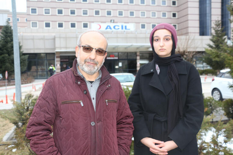 Köpeklerden kaçan genç kıza otomobil çarptı: Yaşam mücadelesi sürüyor - Resim : 1