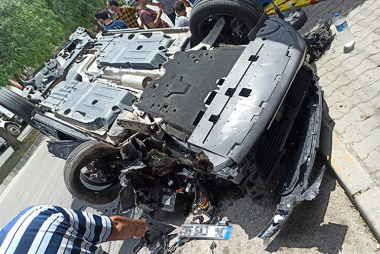Oyuncu İlker Aksum'un kullandığı otomobil ağaca çarpıp takla attı - Resim : 2