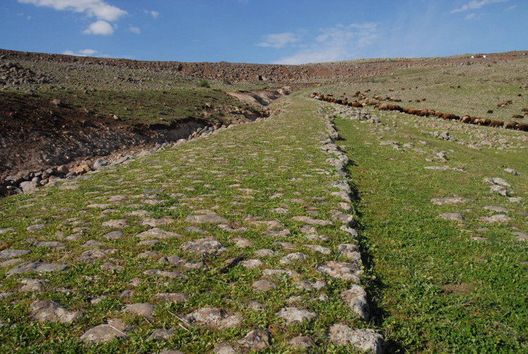 Karayolları ihmali, 2 bin 800 yıllık Urartu yolunu tahrip etti - Resim : 1