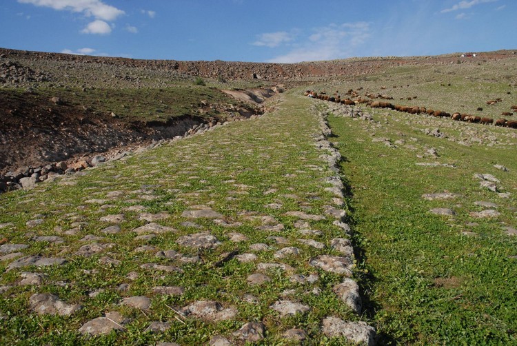 Karayolları ihmali, 2 bin 800 yıllık Urartu yolunu tahrip etti - Resim : 1