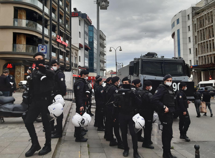Boğaziçi öğrencileri ile dayanışma eylemine polis müdahale etti TİP Milletvekili Barış Atay'ı darp etti - Resim : 1