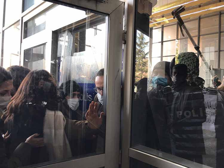 Ankara'da polis, Azerbaycanlı avukatlarla dayanışma açıklamasına engel oldu - Resim : 1