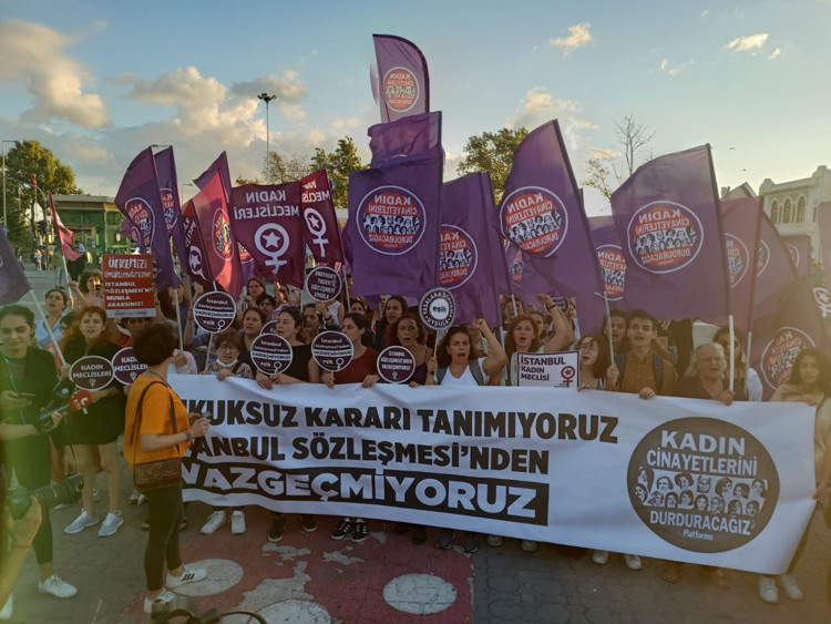 Kadınlar Danıştay kararını protesto etti: İstanbul Sözleşmesi'nden vazgeçmeyeceğiz, kararı tanımıyoruz - Resim : 3