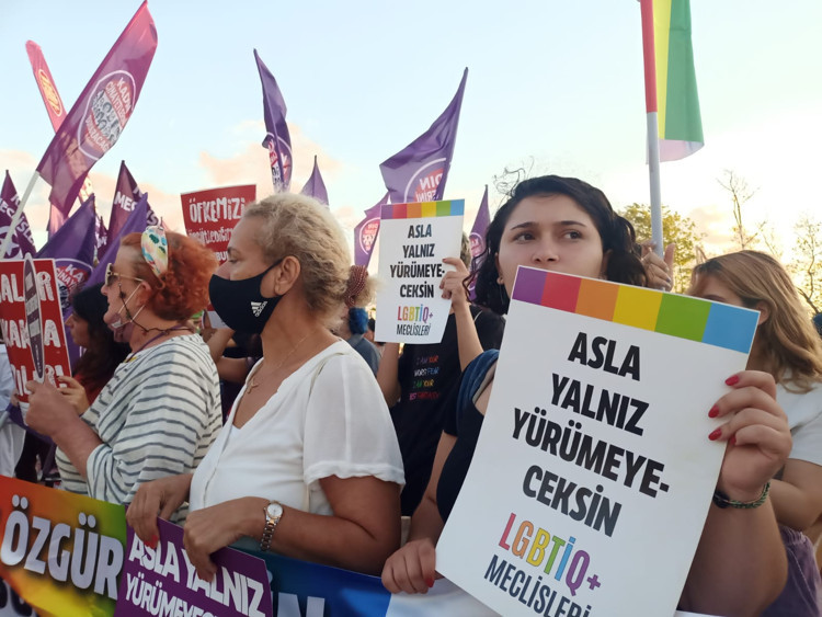 Kadınlar Danıştay kararını protesto etti: İstanbul Sözleşmesi'nden vazgeçmeyeceğiz, kararı tanımıyoruz - Resim : 2