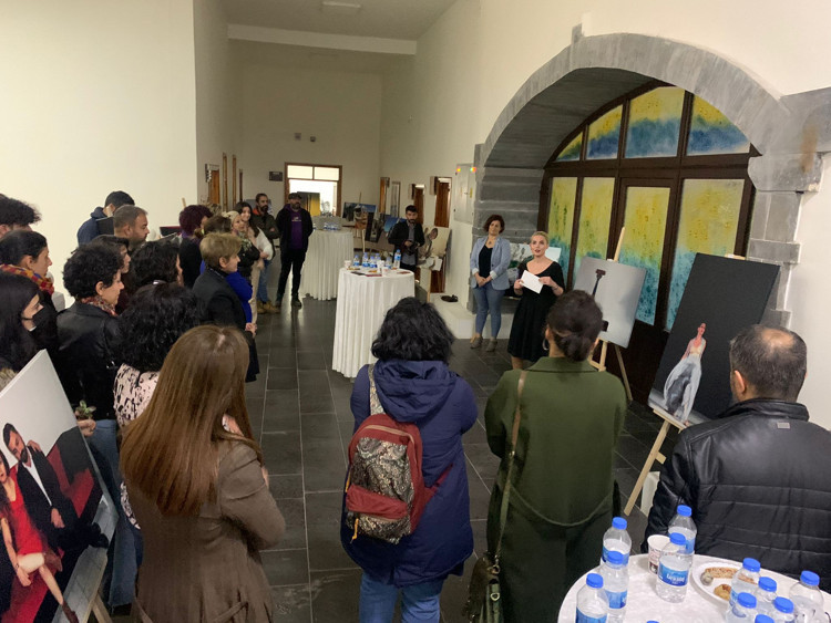Diyarbakır'da kadın sanatçılar 21 eserle ‘Kadının Emeği’ sergisini açtı - Resim : 1