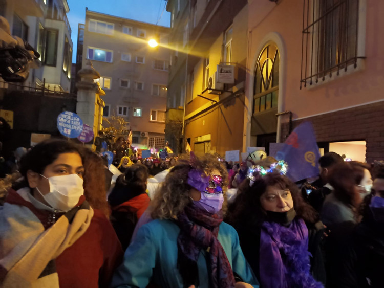 İstanbul’da 8 Mart Feminist Gece Yürüyüşü yapıldı: Tek adam gidecek biz kalacağız - Resim : 1