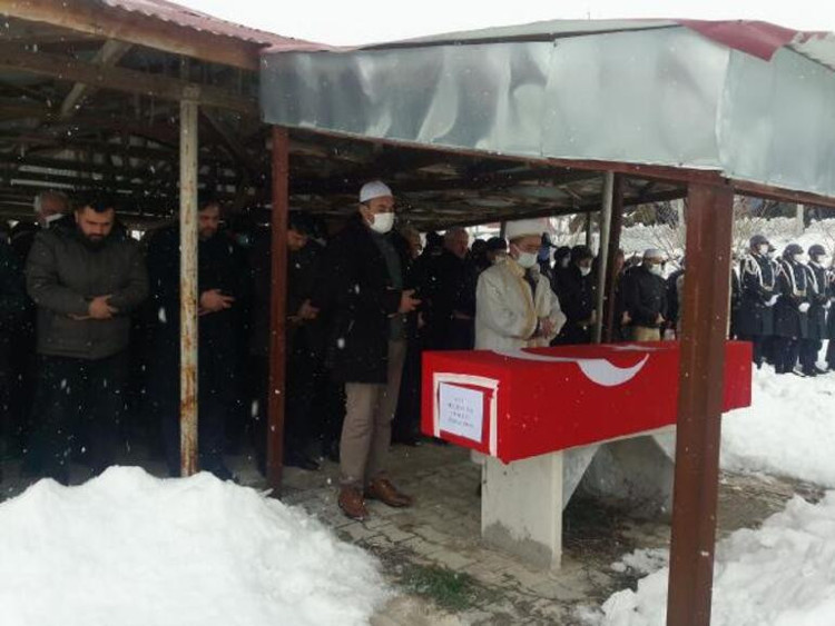 Kız arkadaşıyla konuşurken kazara kendisini vuran uzman çavuş toprağa verildi - Resim : 1