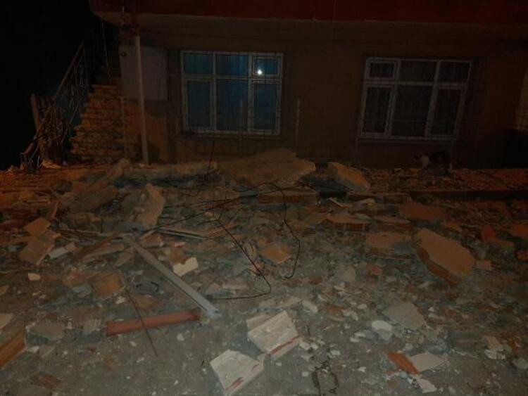Küçükçekmece'de 3 katlı binada iki balkon çöktü - Resim : 1