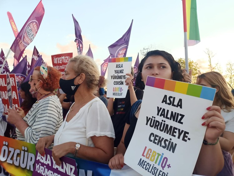 Kadınlar Danıştay kararını protesto etti: İstanbul Sözleşmesi'nden vazgeçmeyeceğiz, kararı tanımıyoruz - Resim : 2