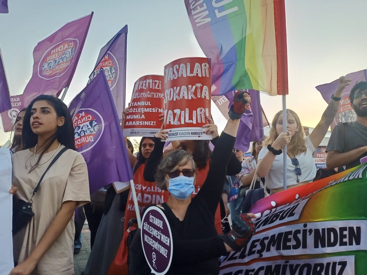 Kadınlar Danıştay kararını protesto etti: İstanbul Sözleşmesi'nden vazgeçmeyeceğiz, kararı tanımıyoruz - Resim : 1