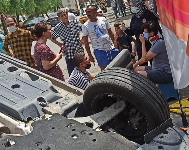 Oyuncu İlker Aksum'un kullandığı otomobil ağaca çarpıp takla attı - Resim : 1