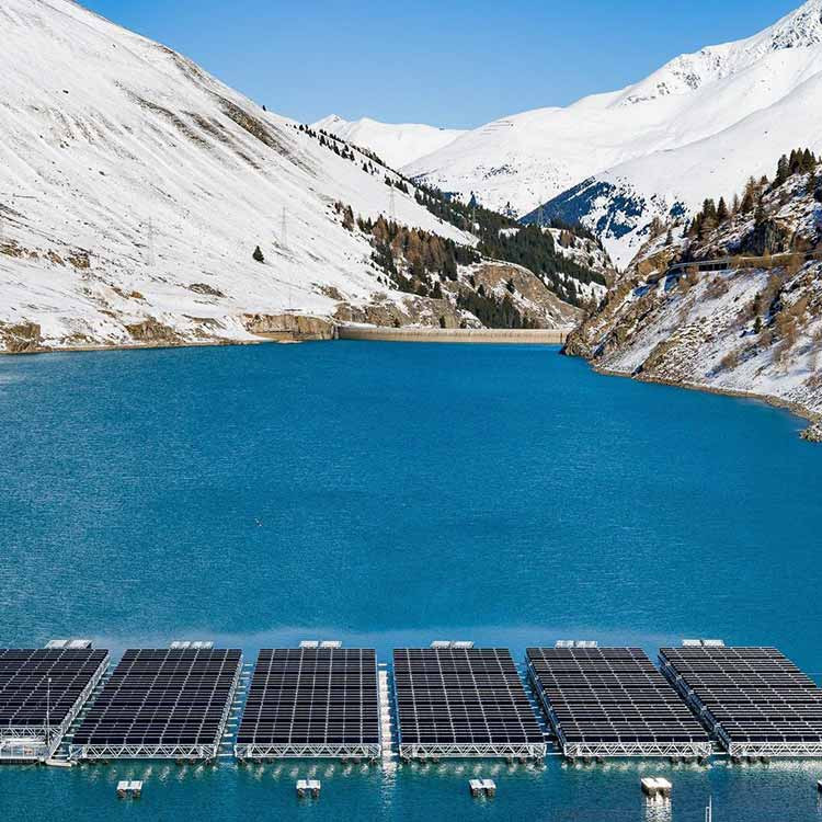 Dünyanın ilk yüksek rakımlı yüzer güneş enerjisi santrali devreye girdi - Resim : 1