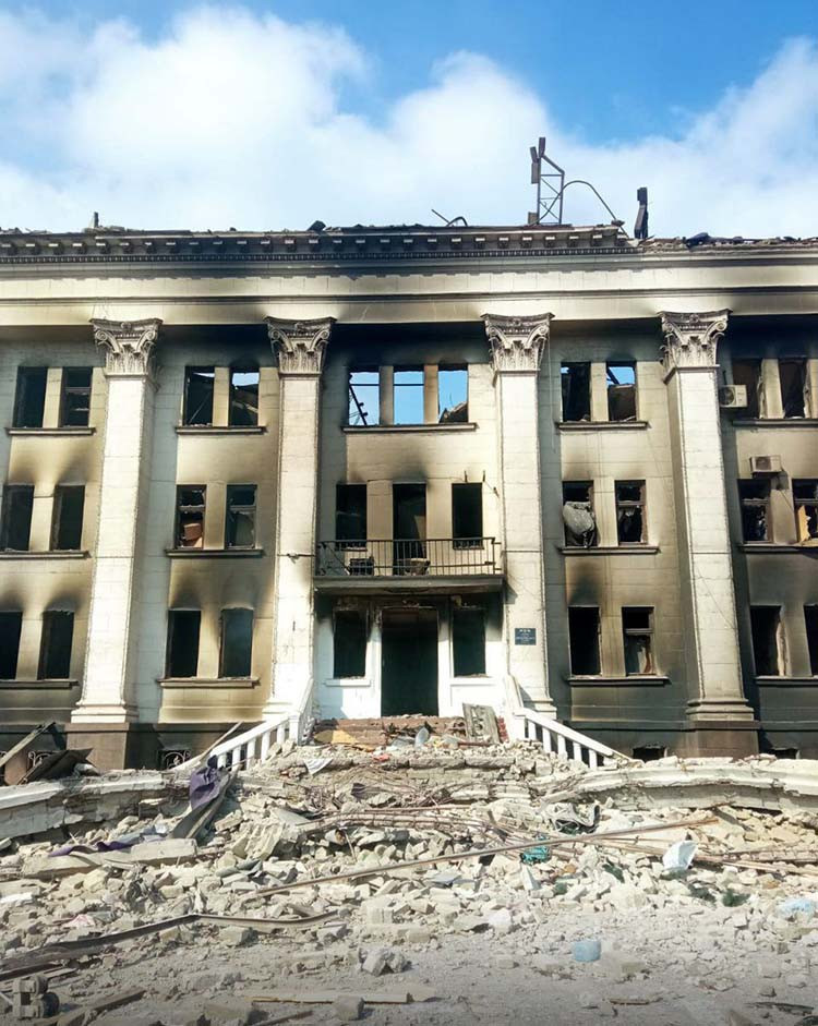 Ukrayna'da 400 kişinin sığındığı tiyatro binası bombalandı - Resim : 1