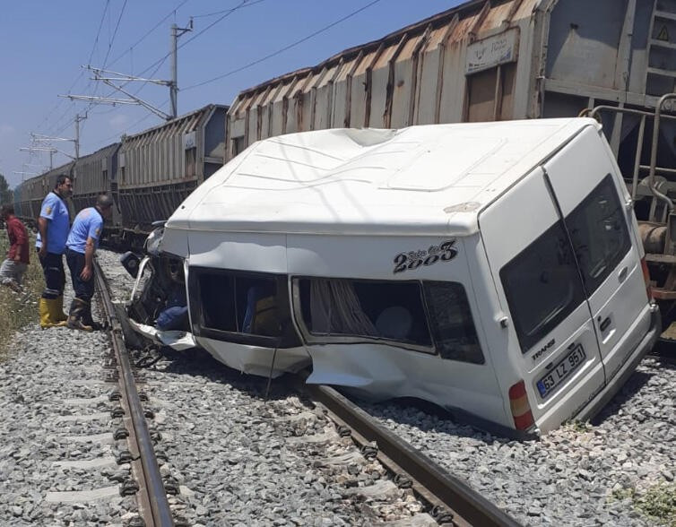 Tren minibüse çarptı: 1 ölü, 8 yaralı - Resim : 2