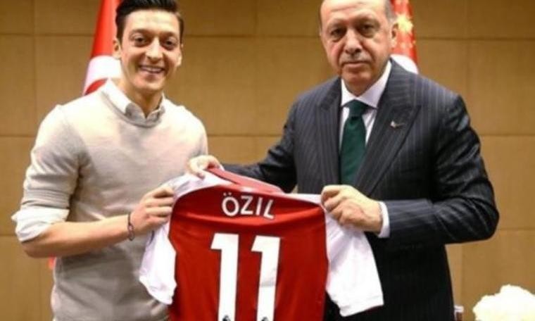 Dışişleri Bakanı Mevlüt Çavuşoğlu, Mesut Özil'i aradı - Resim : 1