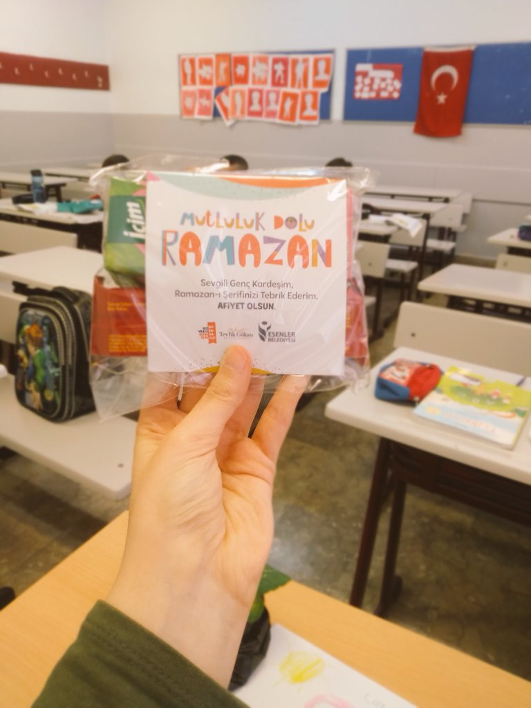 AKP'li Göksu, Bilim Kurulu tarafından yasaklanan kumanyaları çocuklara dağıttı - Resim : 1