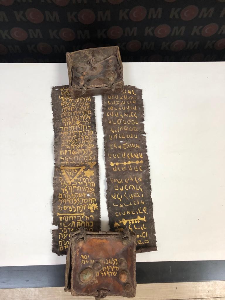 Bursa'da tarihi 'Tevrat' ele geçirildi: 1 gözaltı - Resim : 1