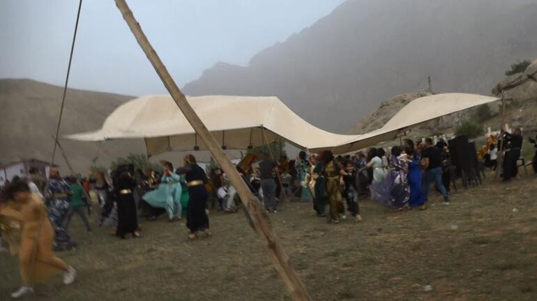 Hakkari'de fırtına düğün çadırını uçurdu; çadırın altında kalan 3 kadın yaralandı - Resim : 1