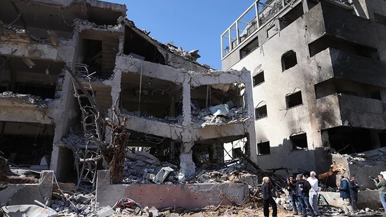 İran'ın Mehran kentinde 11'i asker 22 kişi öldü, 21 kişi yaralandı - Resim : 5