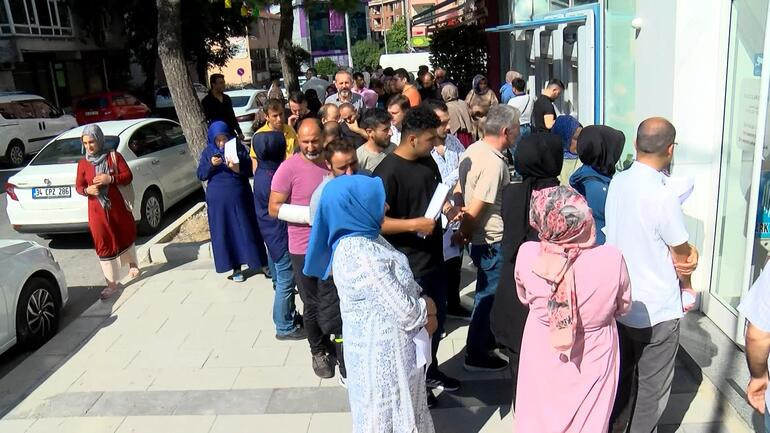Sosyal konut başvuruları başladı, bankalar önünde uzun kuyruklar oluştu - Resim : 1