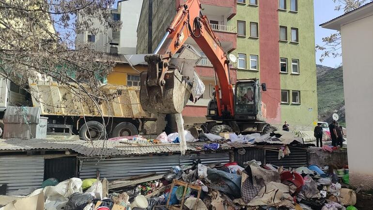 'Kötü koku' şikayeti üzerine gidilen evden 6 ton çöp çıktı - Resim : 1