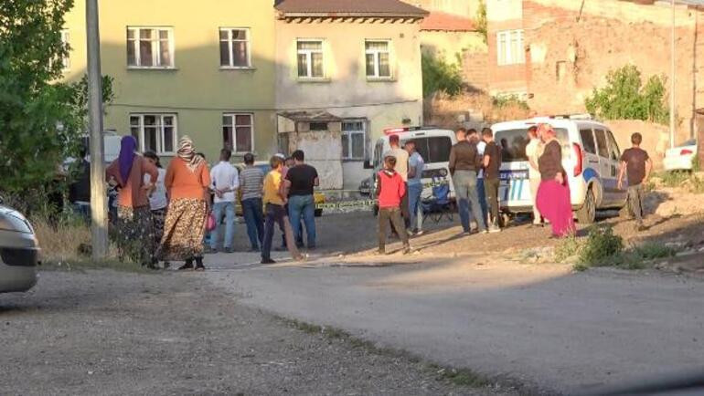 Baba ve 2 oğlu, evlerinin önünde otururken silahlı saldırıya uğradı - Resim : 1