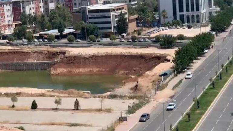 Adliye ek hizmet binasının temelini dolduran kirli su, çocukların yüzme alanı oldu - Resim : 1