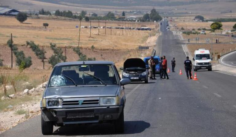 Motor alev alınca araçlarından inen aileye otomobil çarptı: 2 ölü, 4 yaralı - Resim : 1