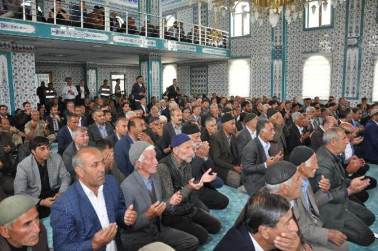 Barış ritüeli: Kan davalı iki aile Kuran'ın altından geçerek barıştı - Resim : 1