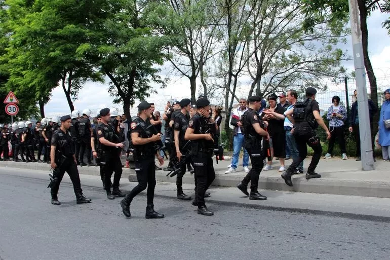 Elektrik ve suları kesilen Beyoğlu sakinleri, 'kentsel dönüşüm'e direniyor - Resim : 1
