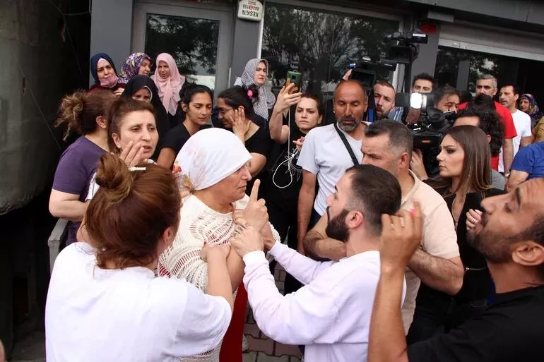 Elektrik ve suları kesilen Beyoğlu sakinleri, 'kentsel dönüşüm'e direniyor - Resim : 2