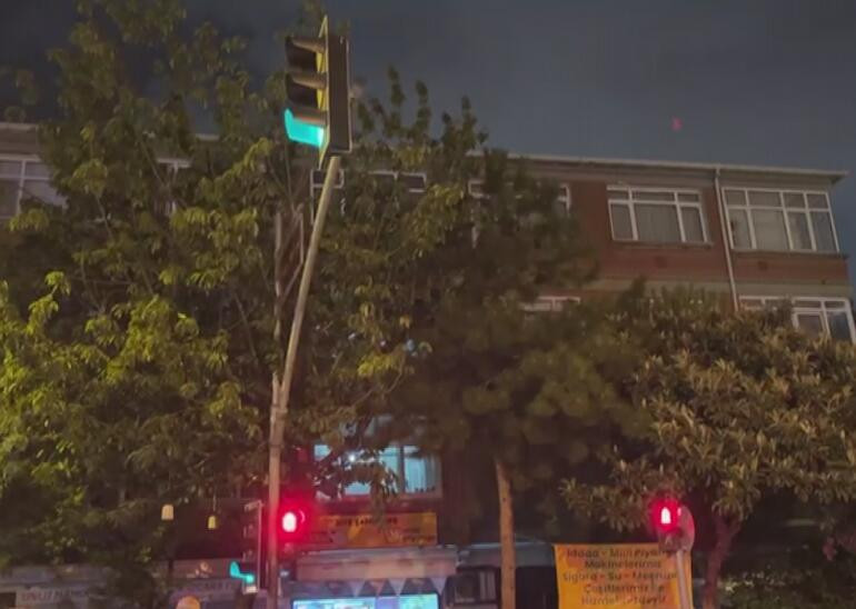 İstanbul'da hiç değişmeyen trafik lambası: Yayalara kırmızı, araçlara hep yeşil - Resim : 3