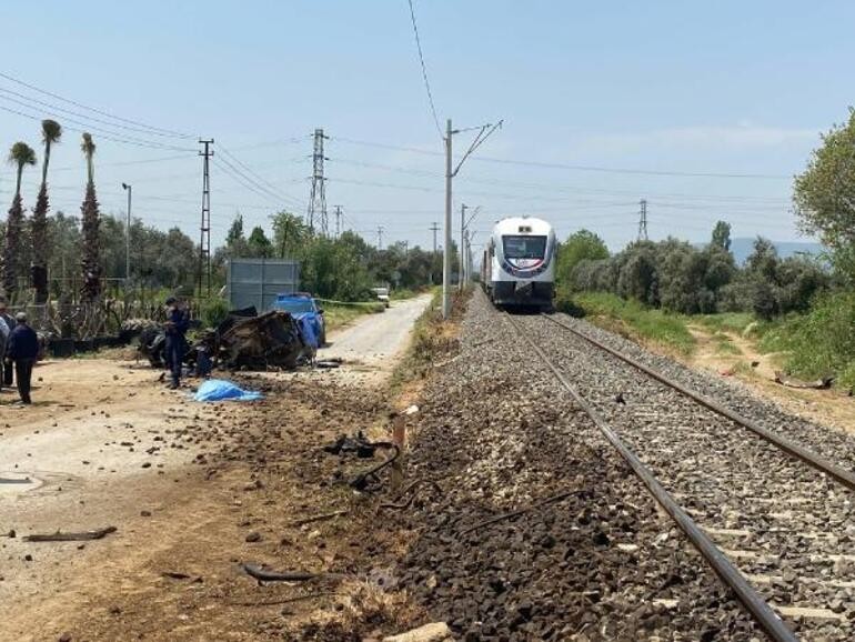 Yolcu treni traktöre çarptı, traktör sürücüsü hayatını kaybetti - Resim : 1