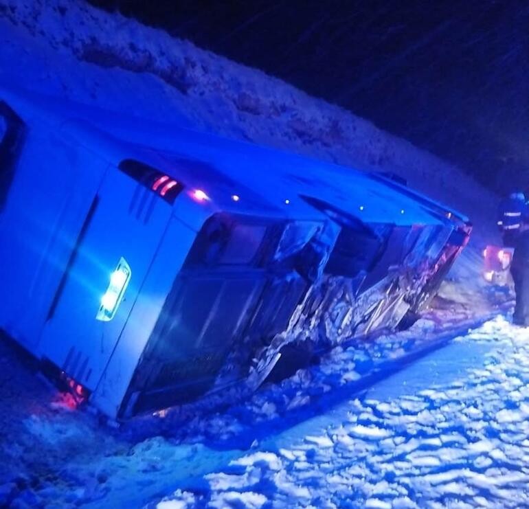 Malatya'da yolcu otobüsü devrildi: 3 yaralı - Resim : 1